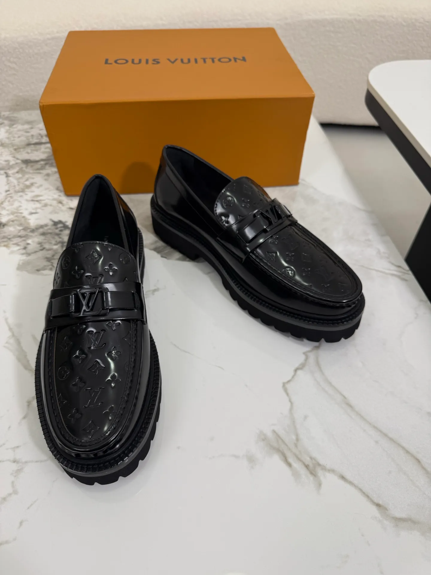 [L Family] Top P: 800💰 ▪️Size: 39-44 (38.45 custom-made) The top male god leather shoes Lv series are sold at the same time with original factory configuration, original cowhide fabric imported from Italy, soft and comfortable, imported water-dyed cow lining, soles: original ultra-light French foam outsole super comfortable, original factory with single goods 🔍🔍high quality, can be entered and exited at will, welcome to compare and synchronize.